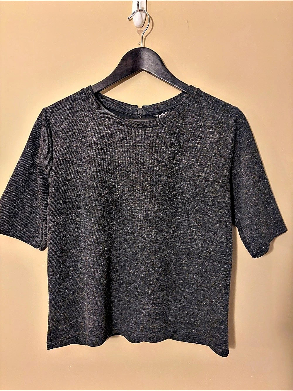 🎈2-for-$15. TOPSHOP Short Sleeve Zip Neck Top in Black Size 6 Like New